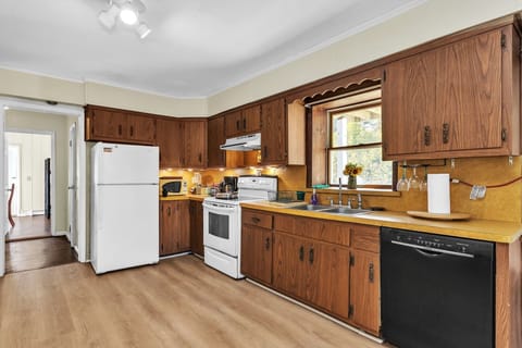 House, 3 Bedrooms | Private kitchen | Fridge, oven, coffee/tea maker, toaster