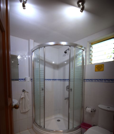 Double Room | Bathroom | Shower, free toiletries, hair dryer, towels