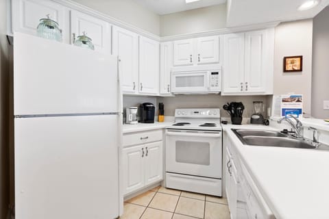 Condo, 1 King Bed with Sofa bed (Palm Beach A23) | Private kitchen