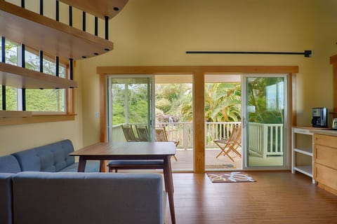 Family Cottage, Lanai, Waterfall View | Living area