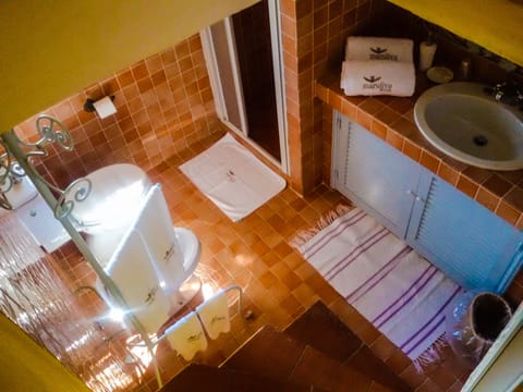 Apartment, 2 Bedrooms, Annex Building (4 Adults) | Bathroom | Free toiletries, hair dryer, bidet, towels