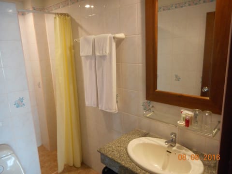 Superior Studio, 1 King Bed | Bathroom | Shower, rainfall showerhead, free toiletries, hair dryer