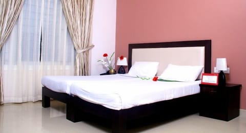 Premium bedding, in-room safe, iron/ironing board, free WiFi