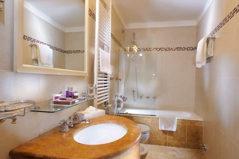 Combined shower/tub, free toiletries, hair dryer, bidet