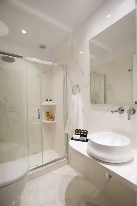 Standard Room | Bathroom | Rainfall showerhead, free toiletries, hair dryer, towels