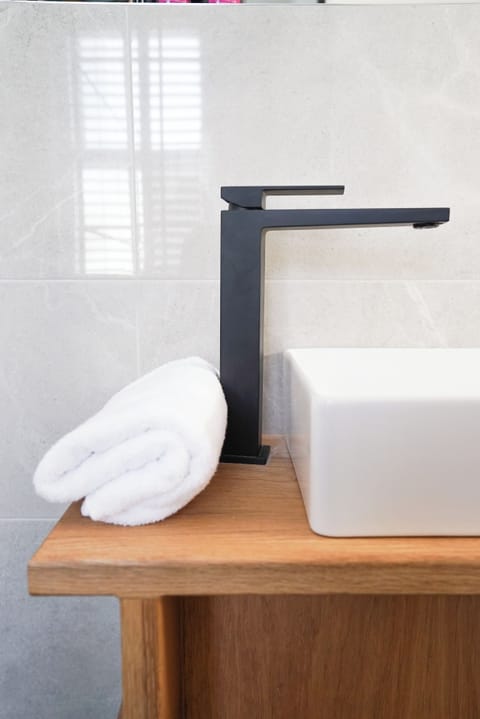 Deluxe Double Room | Bathroom | Shower, hair dryer, towels, soap