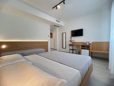 Deluxe Triple Room | Desk, free WiFi, bed sheets