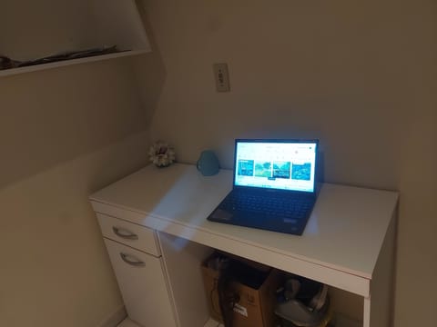 Basic Room | Desk, laptop workspace, free WiFi