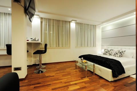 Deluxe Studio Suite, Courtyard View | Free WiFi