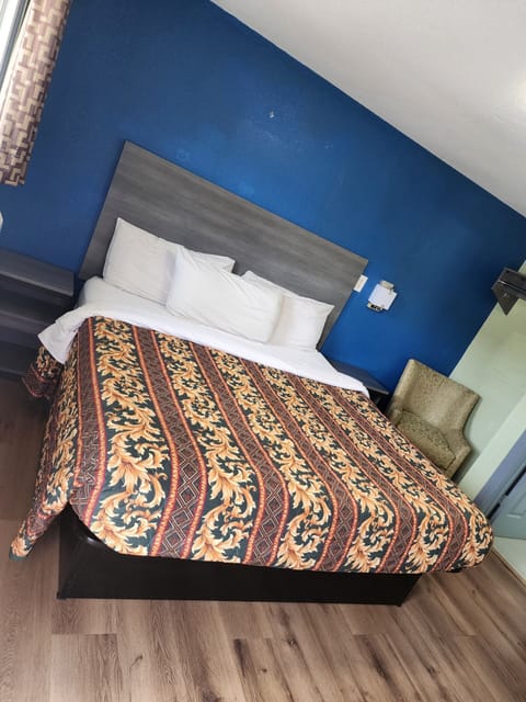 Single Room, 1 King Bed, Smoking | Desk, free WiFi, bed sheets