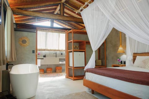 Honeymoon Cabin | Minibar, bed sheets, wheelchair access