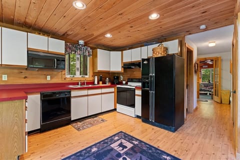 Cottage, 3 Bedrooms | Private kitchen | Fridge, oven, coffee/tea maker, toaster