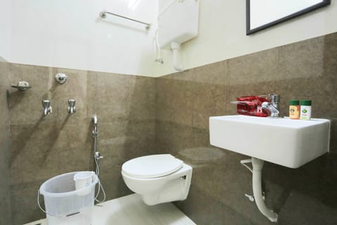 Deluxe Triple Room, 3 Twin Beds | Bathroom | Shower, free toiletries, towels