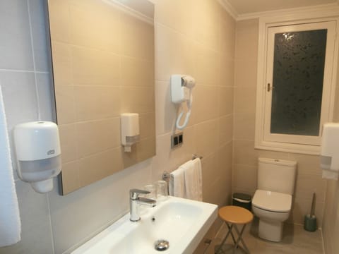 Triple Room | Bathroom | Shower, free toiletries, hair dryer, towels