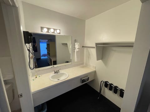 Basic Single Room | Bathroom | Combined shower/tub, towels, soap, shampoo