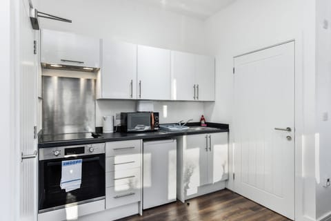 Studio, 1 Double Bed | Private kitchen | Fridge, oven, stovetop, toaster