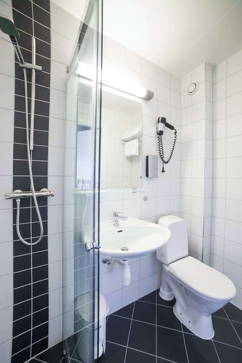 Premium bedding, pillowtop beds, desk, blackout drapes