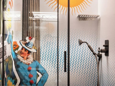 Deluxe Room | Bathroom | Shower, rainfall showerhead, free toiletries, hair dryer