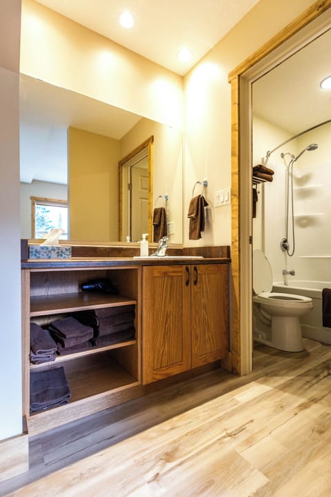 Deluxe Suite, Patio, Mountain View | Bathroom