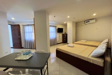 Family Room | Desk, free WiFi, bed sheets