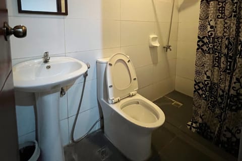 Standard Twin Room | Bathroom | Shower, rainfall showerhead, free toiletries, soap