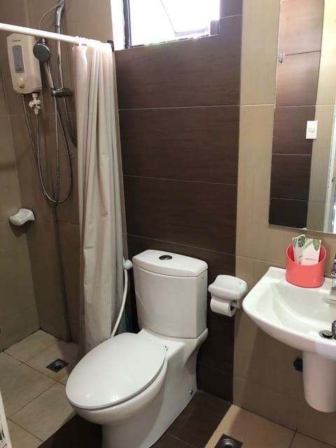 Deluxe Quadruple Room, City View | Bathroom | Shower, free toiletries, towels, soap