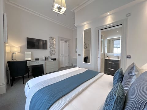 Superior Double Room, Ensuite (Ground Floor Room) | Egyptian cotton sheets, premium bedding, pillowtop beds, blackout drapes