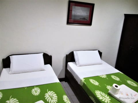 Twin Room | Desk, rollaway beds, free WiFi