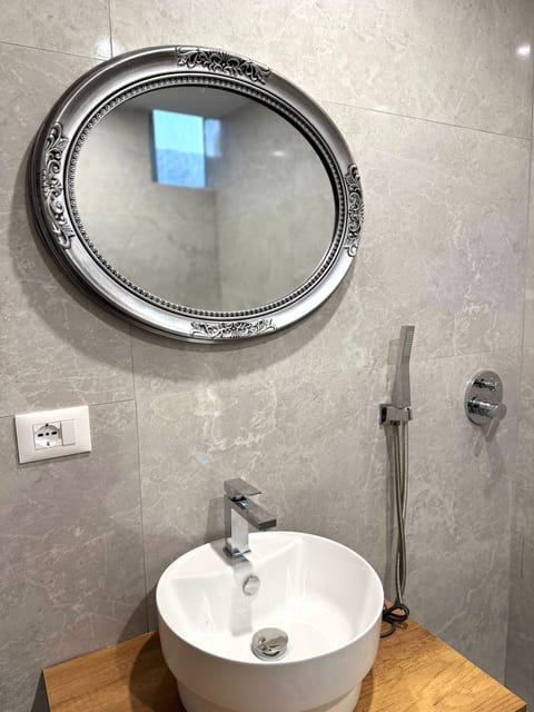 Shower, rainfall showerhead, free toiletries, hair dryer