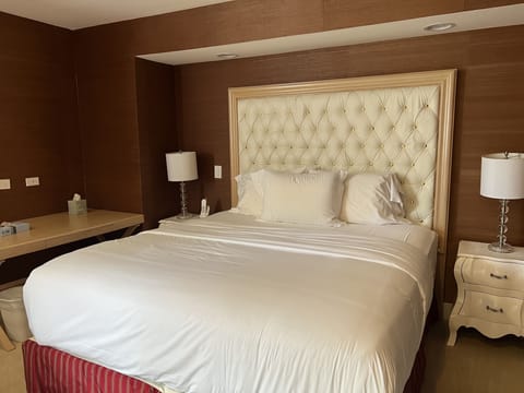 Junior Suite, 1 King Bed | Iron/ironing board, free WiFi, bed sheets, alarm clocks