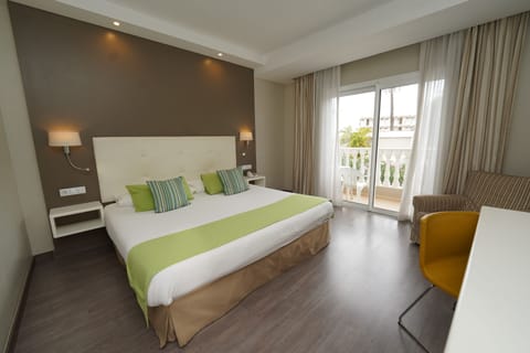 Superior Room, Pool View | 1 bedroom, in-room safe, free WiFi, bed sheets