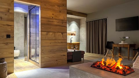 Design Studio Suite, Terrace, Mountain View | Premium bedding, down comforters, memory foam beds, free minibar