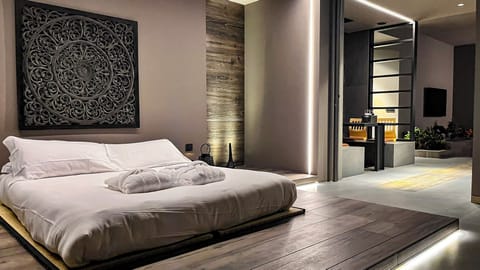 Exclusive Suite | Premium bedding, down comforters, memory foam beds, free minibar