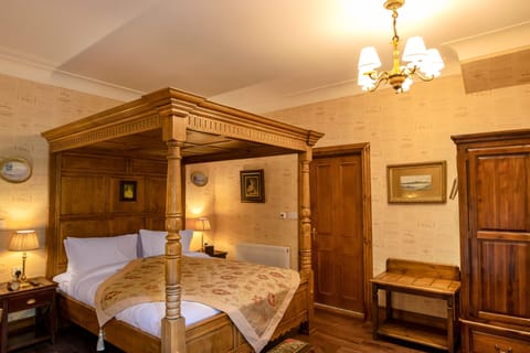 Four Poster Junior Suite | Premium bedding, down comforters, in-room safe, individually decorated