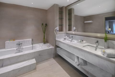 Suite, 1 Queen Bed, Pool View (Aquaviva Suite) | Bathroom | Shower, free toiletries, hair dryer, slippers