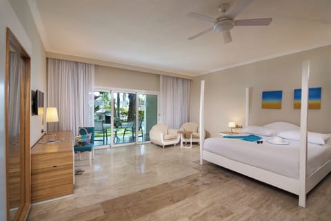 Deluxe Room, Balcony, Beach View | Desk, soundproofing, iron/ironing board, WiFi