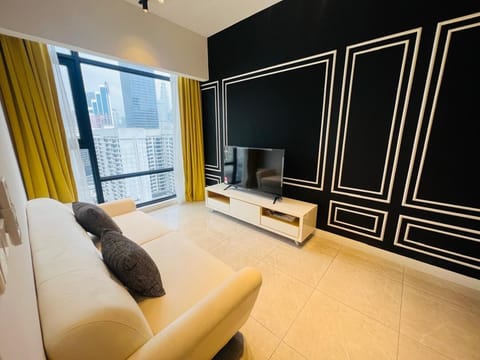 Family Suite, City View | Living area