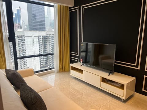 Family Suite, City View | Living area