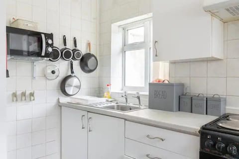 Apartment | Private kitchen | Fridge, microwave, oven, stovetop