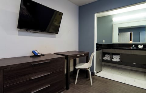 DELUXE KING ROOM | Desk, free WiFi, bed sheets