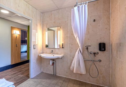 Double Room, Accessible, Non Smoking | Bathroom | Bathtub, towels