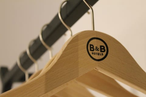 Premium bedding, desk, soundproofing, free WiFi