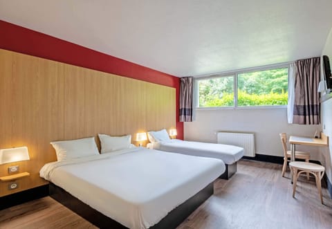 Triple Room, Non Smoking | Premium bedding, desk, soundproofing, free WiFi