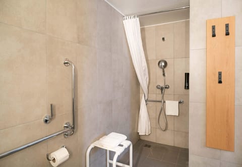 Double Room, Accessible, Non Smoking | Bathroom | Shower, towels