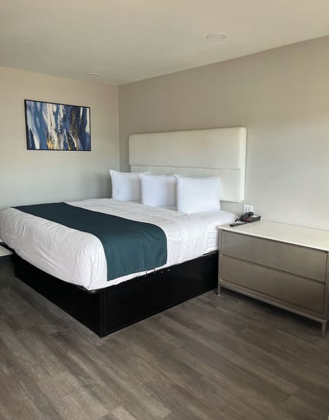 Laptop workspace, blackout drapes, iron/ironing board, free WiFi