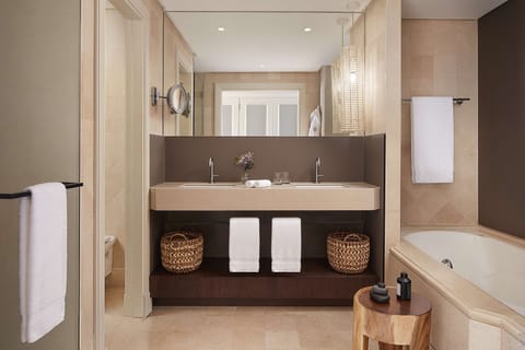 Combined shower/tub, deep soaking tub, eco-friendly toiletries