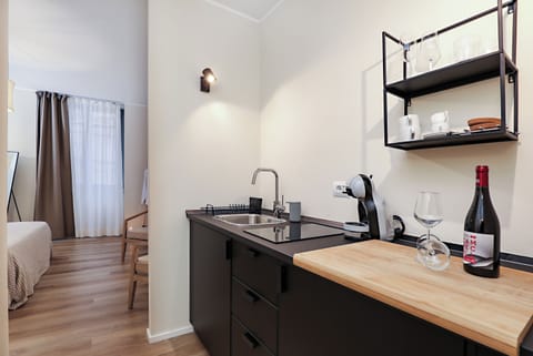 Double Room | Private kitchen | Mini-fridge, stovetop, cookware/dishes/utensils