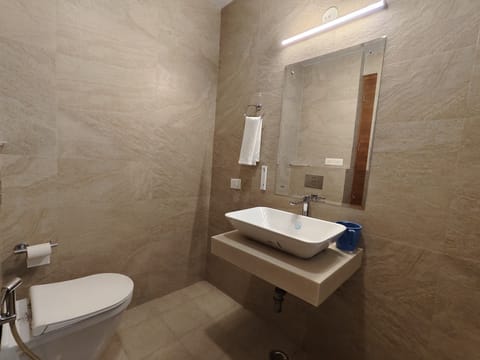 Deluxe Double Room | Bathroom | Shower, free toiletries, soap, shampoo