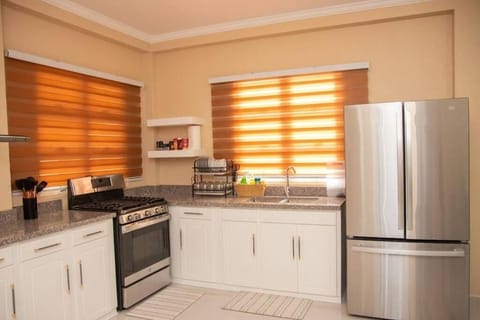 Deluxe Condo, City View | Private kitchen