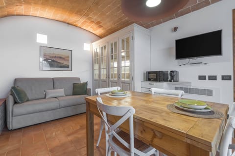 Apartment, Courtyard View | Living area | 32-inch flat-screen TV with cable channels